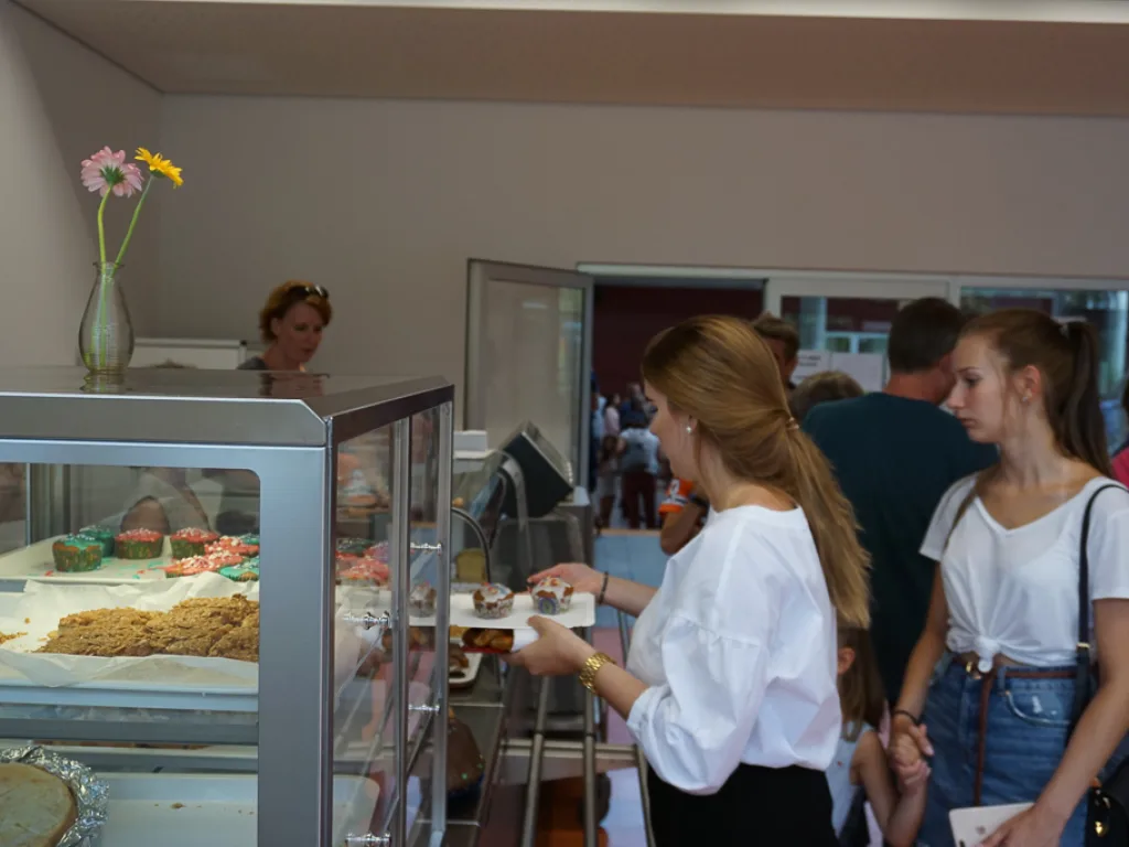 Zwei Personen stehen an der Kuchentheke.
